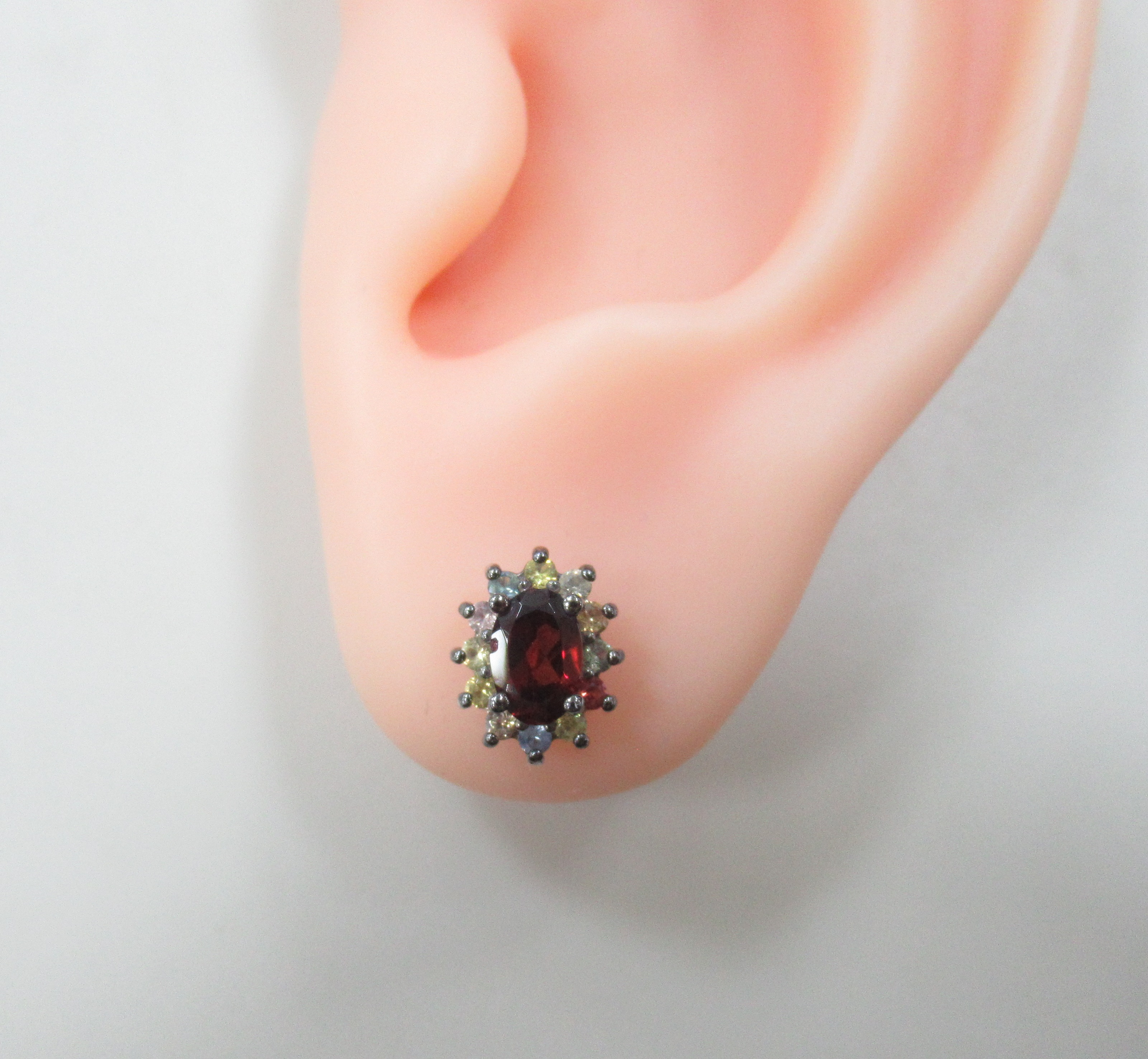 Серебряные серьги-пусеты с гранатами Мозамбик